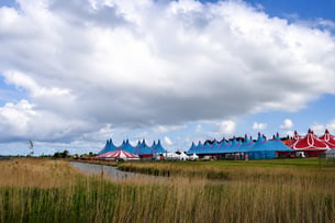 Afwisselend zon en wolken boven een festival. Foto: Anne-Marie van Iersel