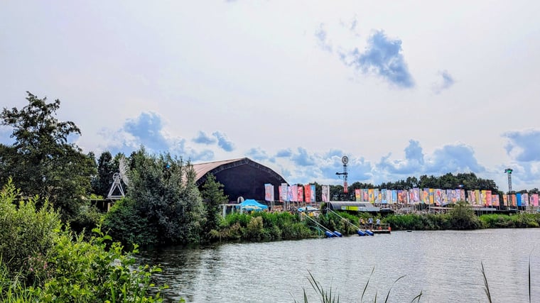 Stapelwolken boven Lowlands in 2024. Foto: Sarah van Gorp