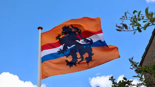 De Oranje leeuw wappert in de wind. Foto: Jolanda Bakker