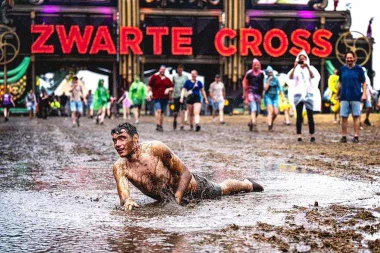 Zwarte cross buikschuiven in modder