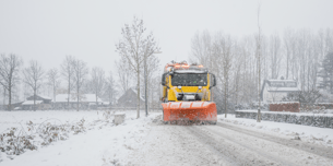 Strooiwagen in de sneeuw