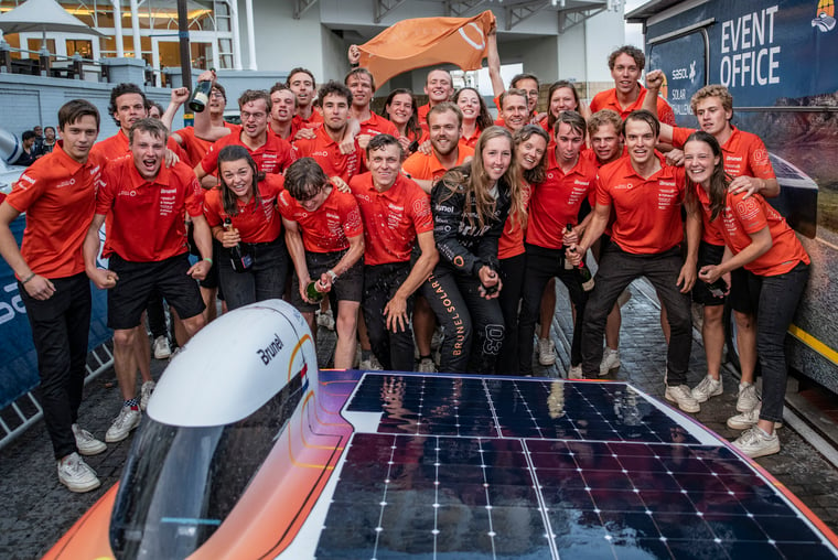 Brunel Solar Team bij de finish bij V&A Waterfront, Kaapstad. Foto: Hans-Peter van Velthoven.
