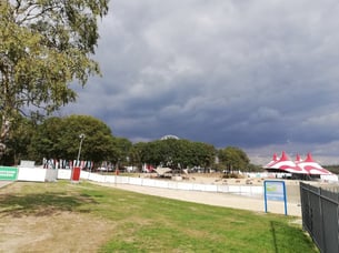 Weerwaarschuwing op een bord bij een festival