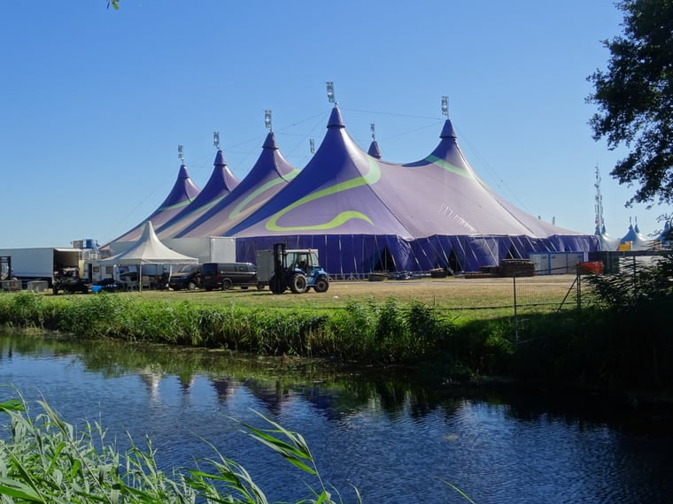 Outdoor festival onder een blauwe hemel in Beek en Donk. Foto Willem van Nunen