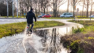 Regenwater op het fietspad