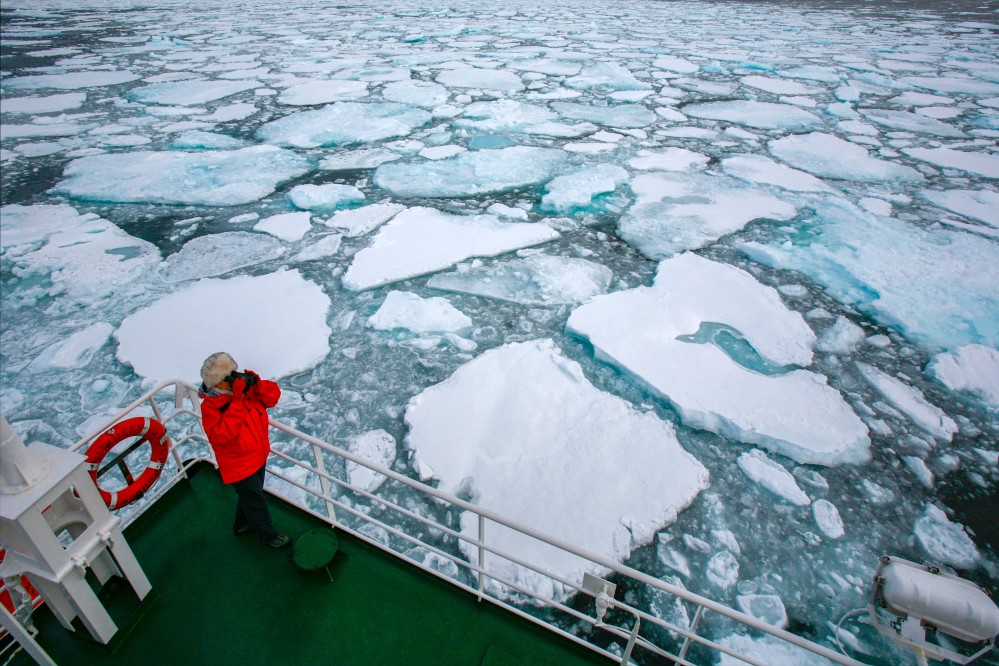 sea-ice-in-the-north-atlantic-ocean-off-the-east-coast-of-greenland_t20_onOgJ4