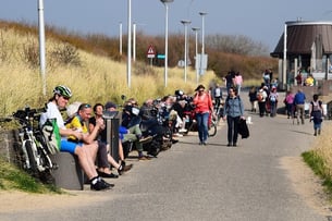 Mensen recreeren bij de duinen met mooi weer